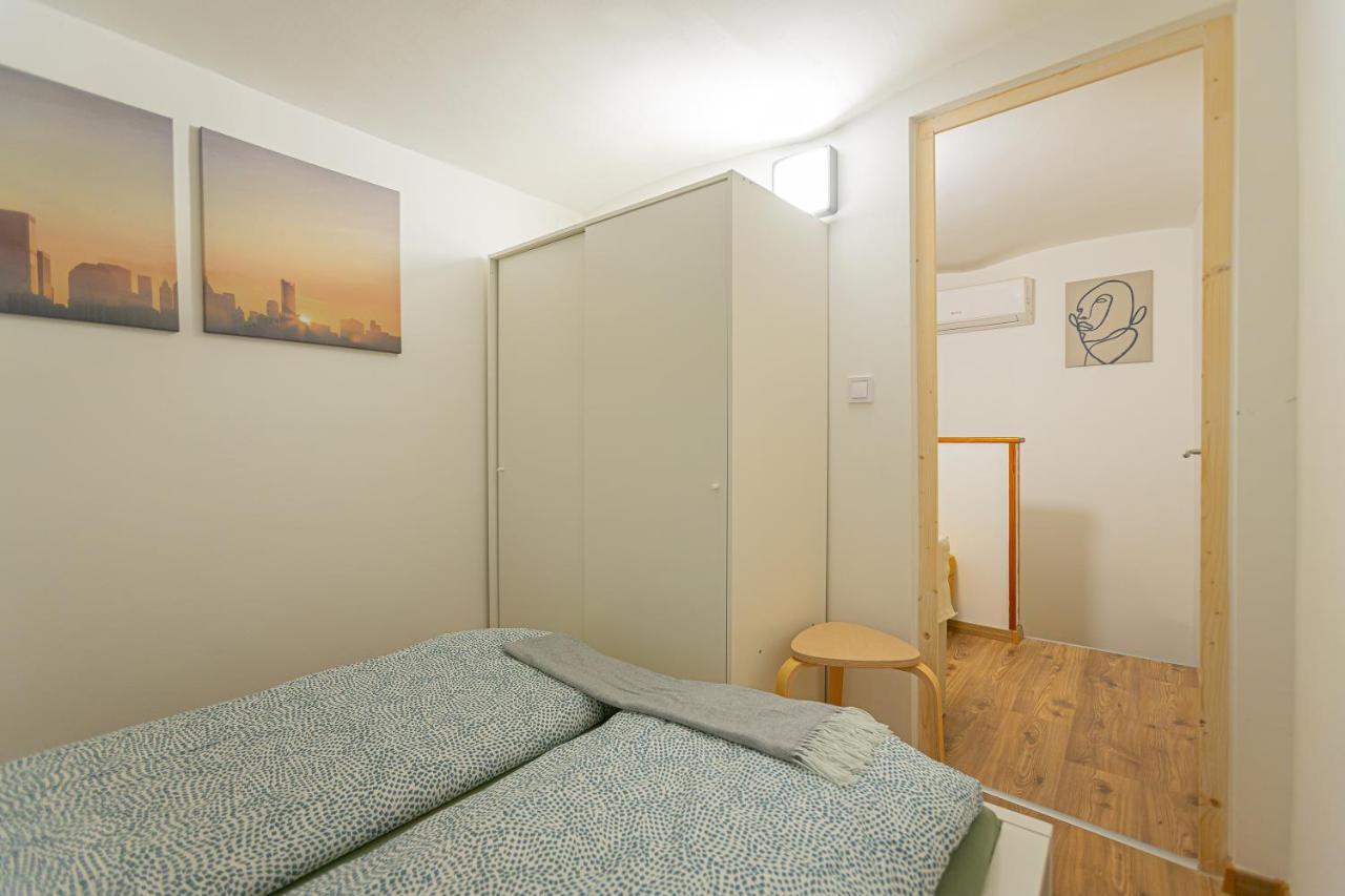 2 Bedroom Apartment In The Dob Street, Emerald Будапеща Екстериор снимка